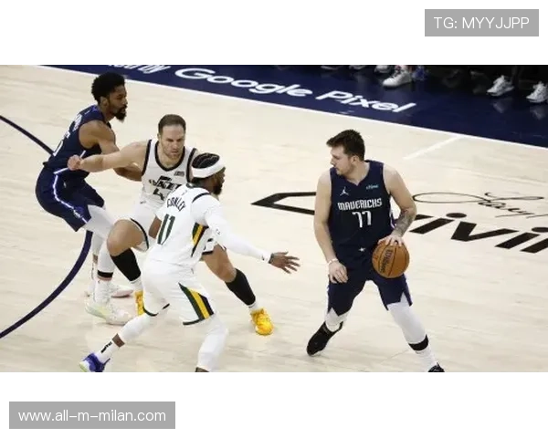 东契奇弧顶后仰旋转命中，独行侠全队鼓掌